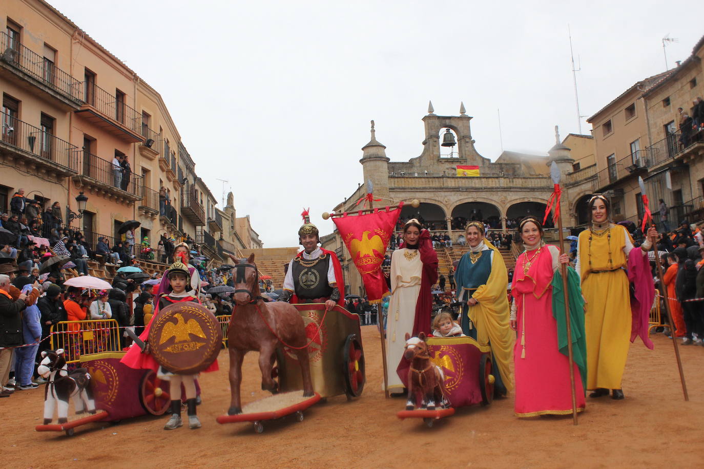 El desfile de disfraces del Carnaval del Toro resiste al frío y el agua