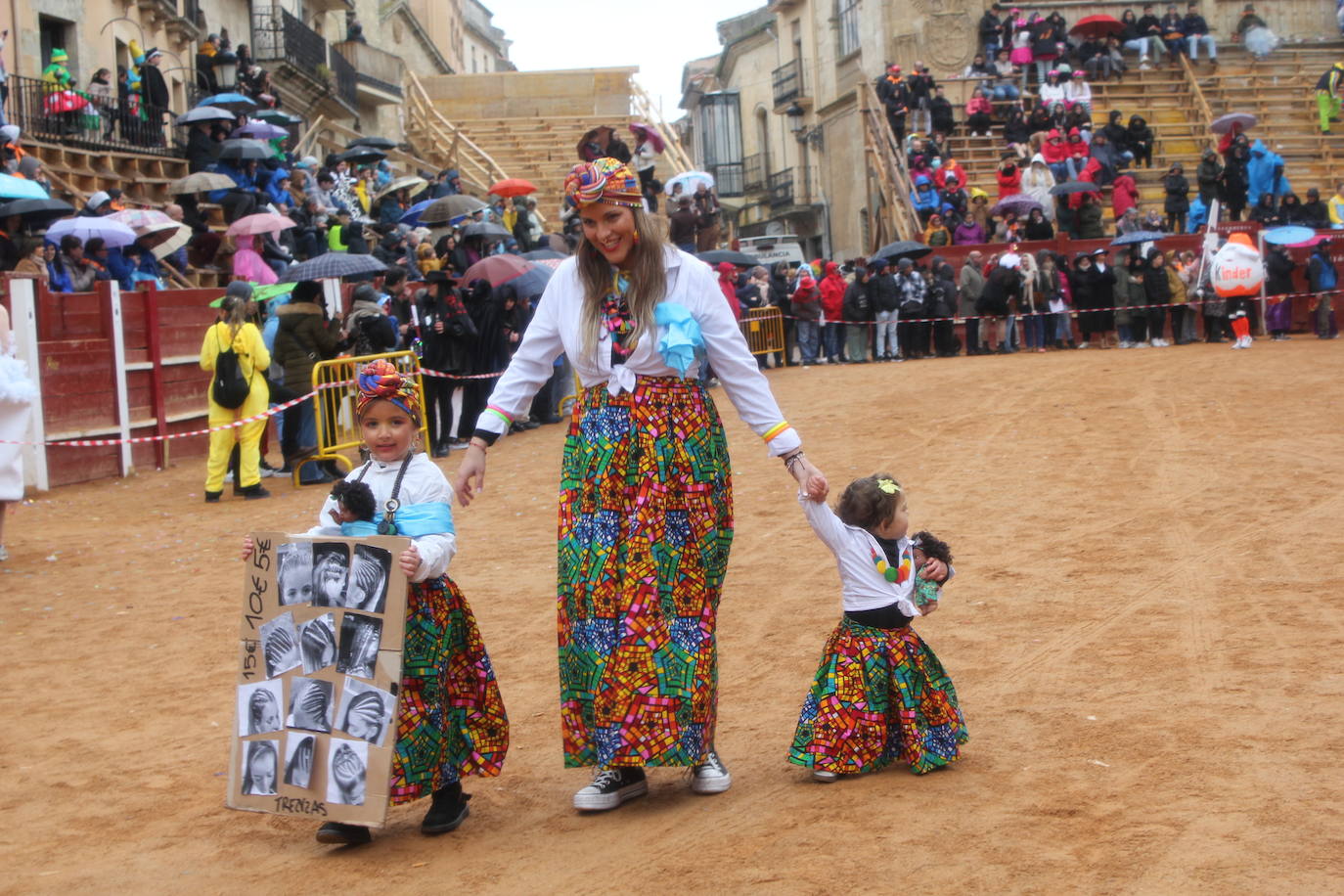 El desfile de disfraces del Carnaval del Toro resiste al frío y el agua