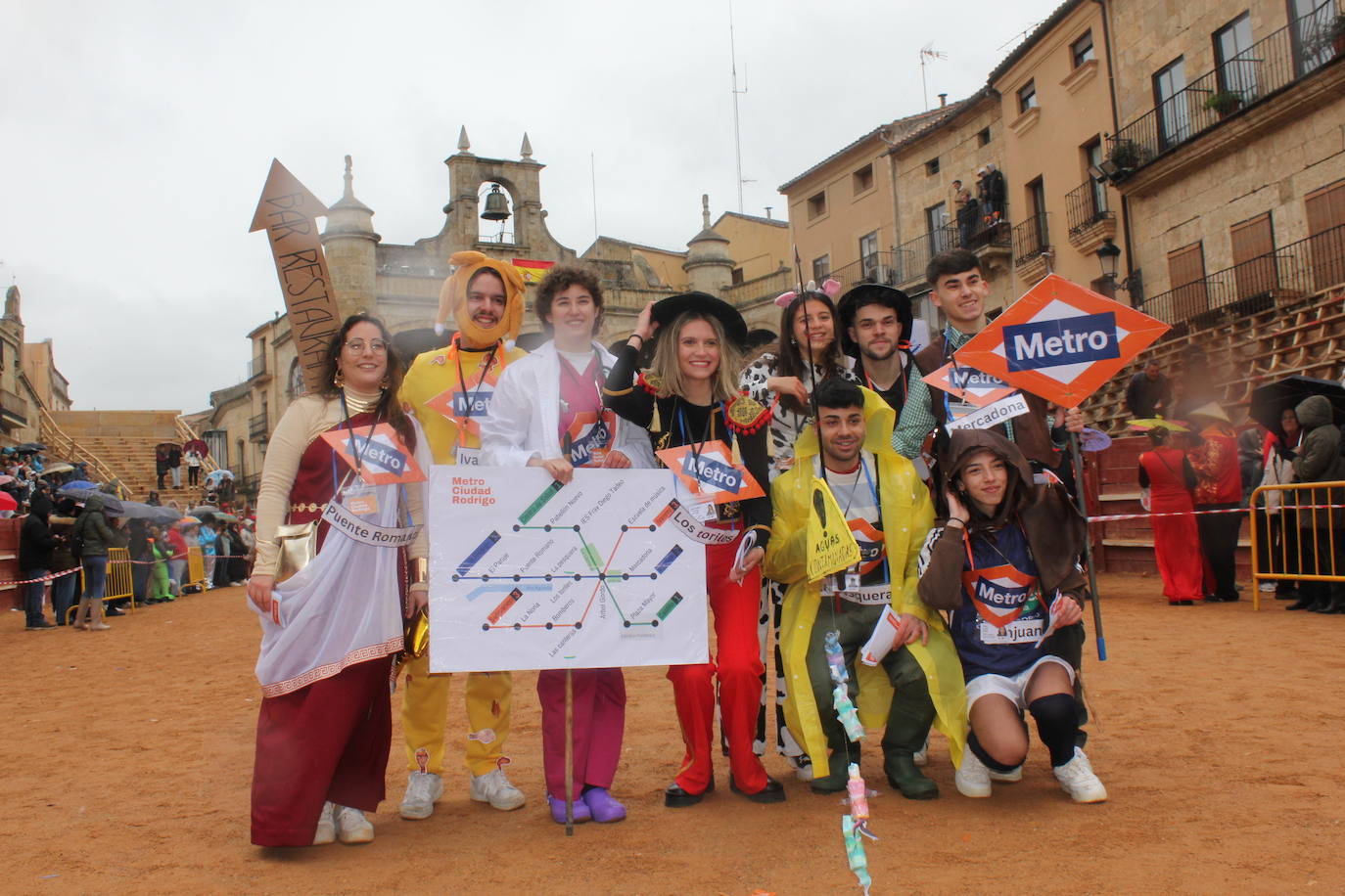 El desfile de disfraces del Carnaval del Toro resiste al frío y el agua