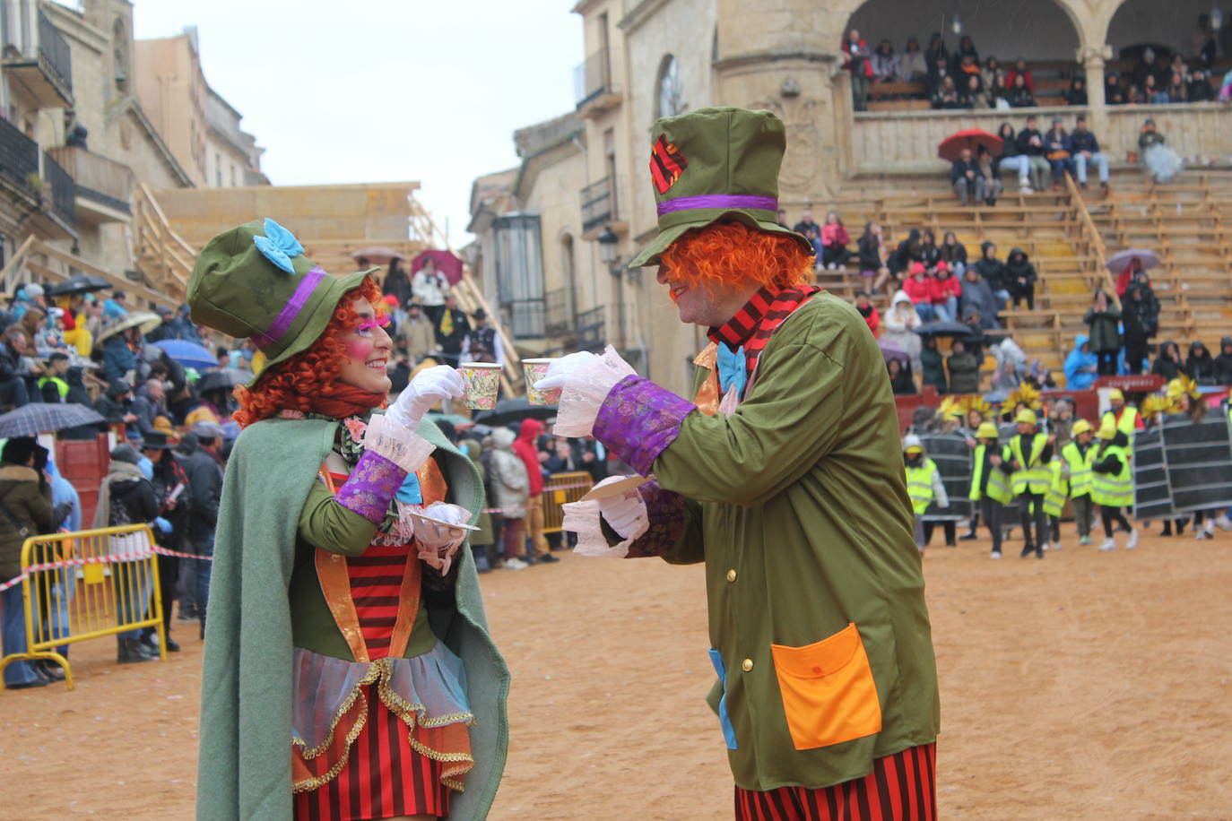 El desfile de disfraces del Carnaval del Toro resiste al frío y el agua