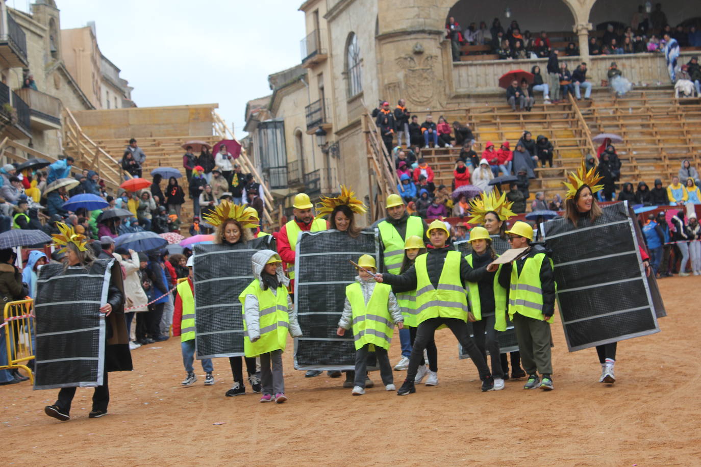 El desfile de disfraces del Carnaval del Toro resiste al frío y el agua