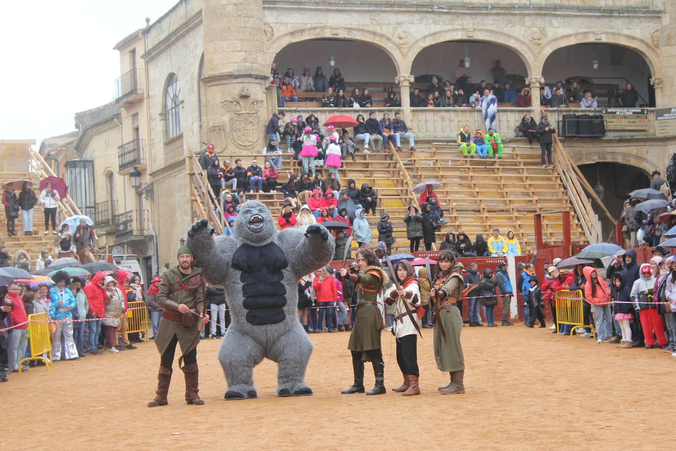 El desfile de disfraces del Carnaval del Toro resiste al frío y el agua