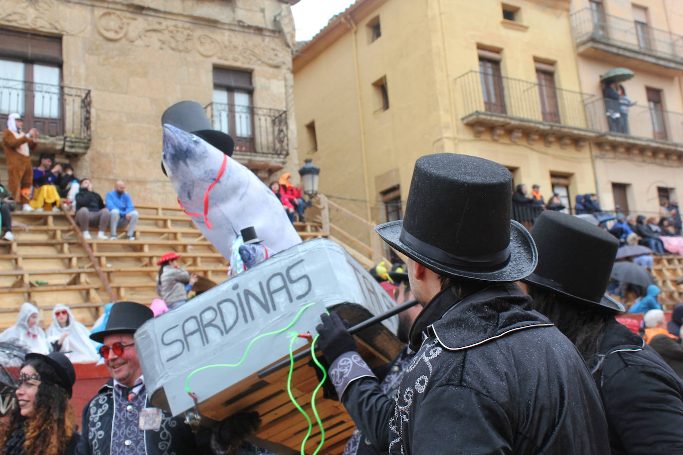 El desfile de disfraces del Carnaval del Toro resiste al frío y el agua