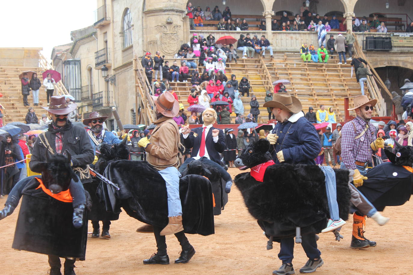 El desfile de disfraces del Carnaval del Toro resiste al frío y el agua