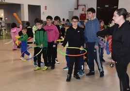 Varios niños disfrutando de los juegos en el centro polivalente