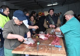 Momento de trocear la carne del marrano