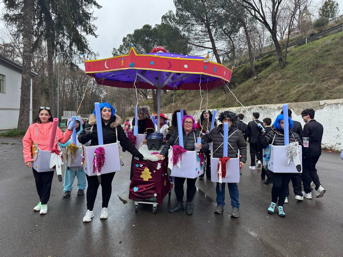 Multitudinaria fiesta de Carnaval en Béjar aún sin desfile por la lluvia