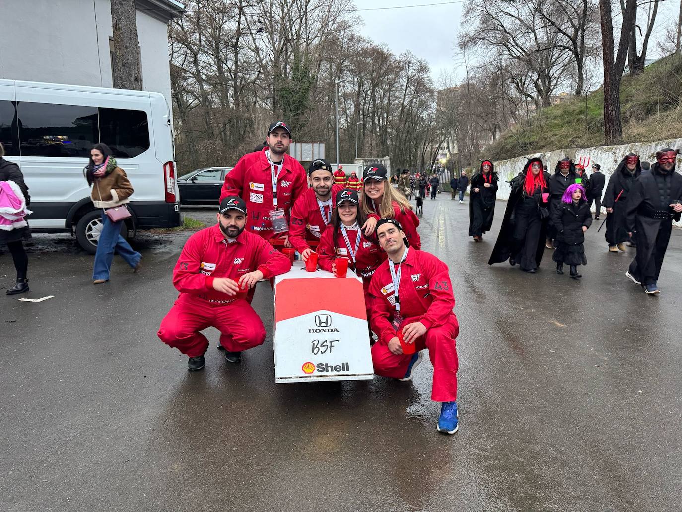 Multitudinaria fiesta de Carnaval en Béjar aún sin desfile por la lluvia