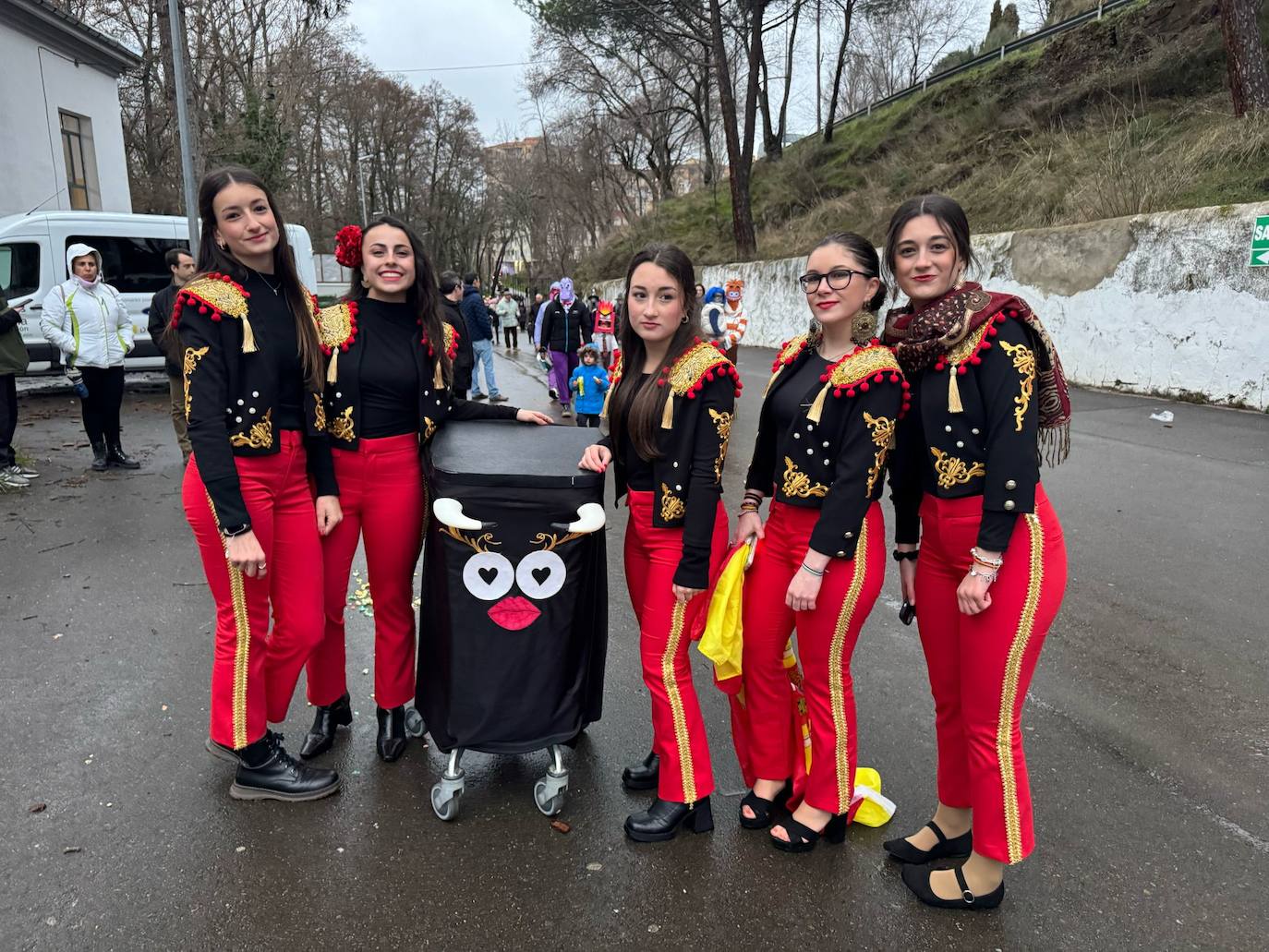 Multitudinaria fiesta de Carnaval en Béjar aún sin desfile por la lluvia