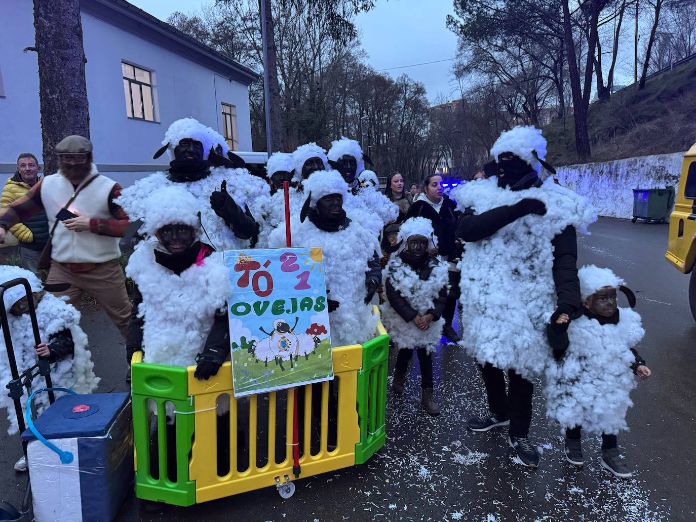 Multitudinaria fiesta de Carnaval en Béjar aún sin desfile por la lluvia