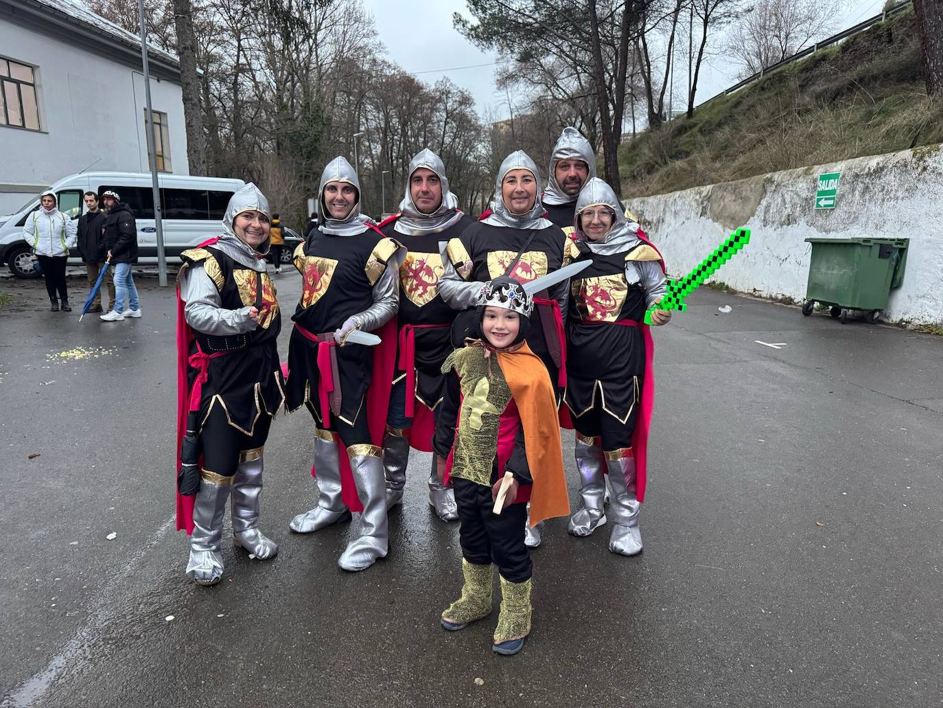 Multitudinaria fiesta de Carnaval en Béjar aún sin desfile por la lluvia