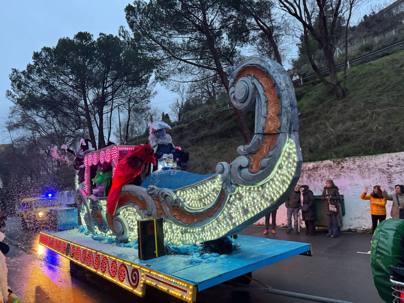 Multitudinaria fiesta de Carnaval en Béjar aún sin desfile por la lluvia