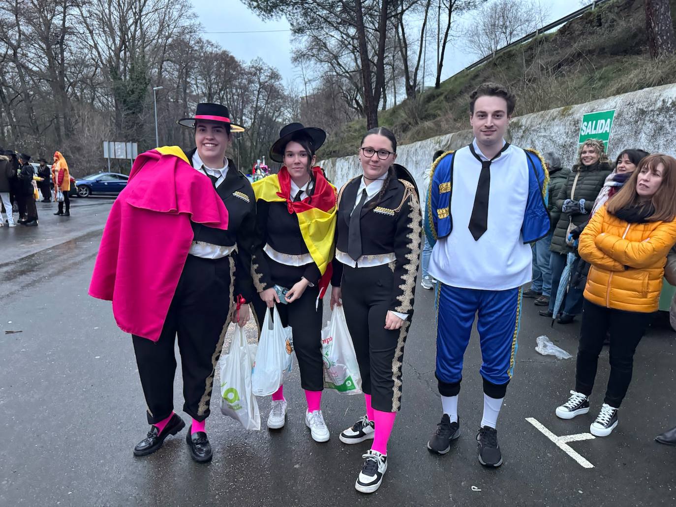 Multitudinaria fiesta de Carnaval en Béjar aún sin desfile por la lluvia