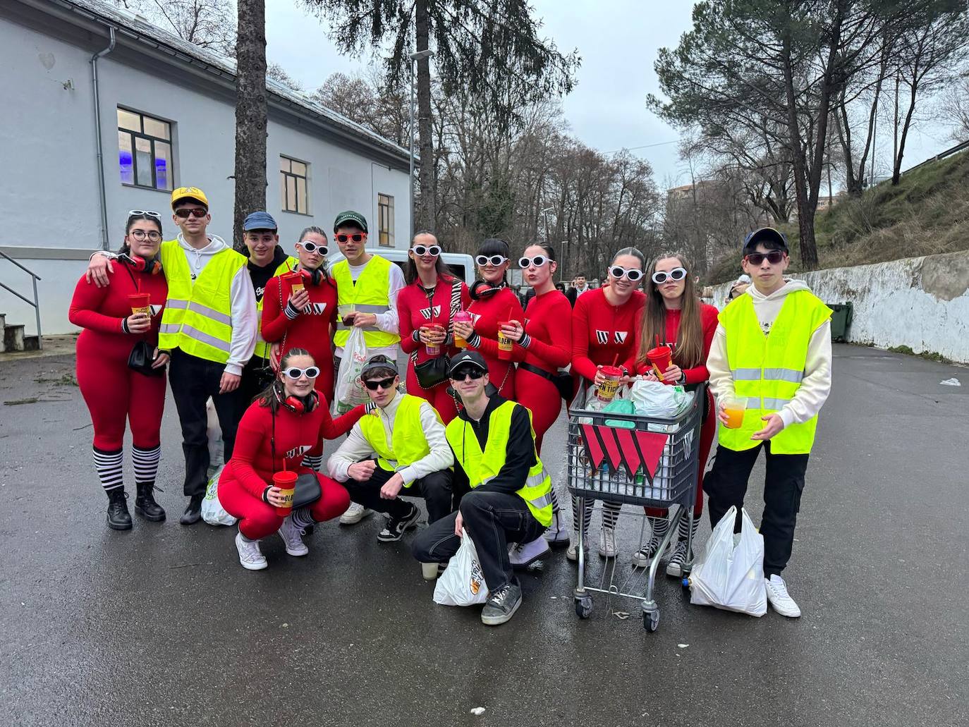 Multitudinaria fiesta de Carnaval en Béjar aún sin desfile por la lluvia