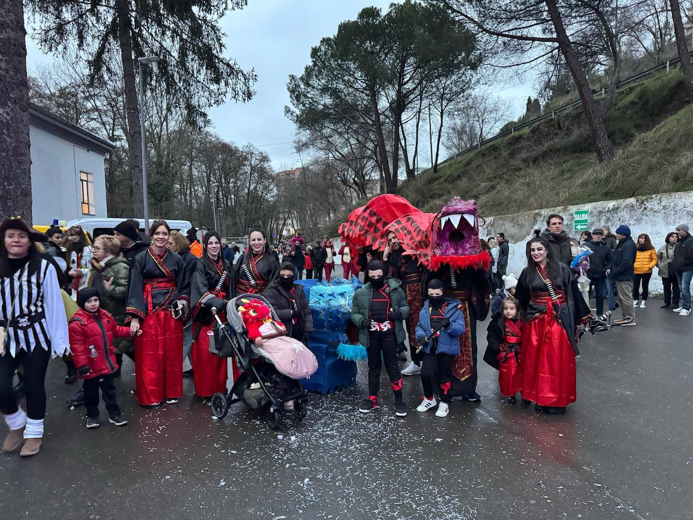 Multitudinaria fiesta de Carnaval en Béjar aún sin desfile por la lluvia