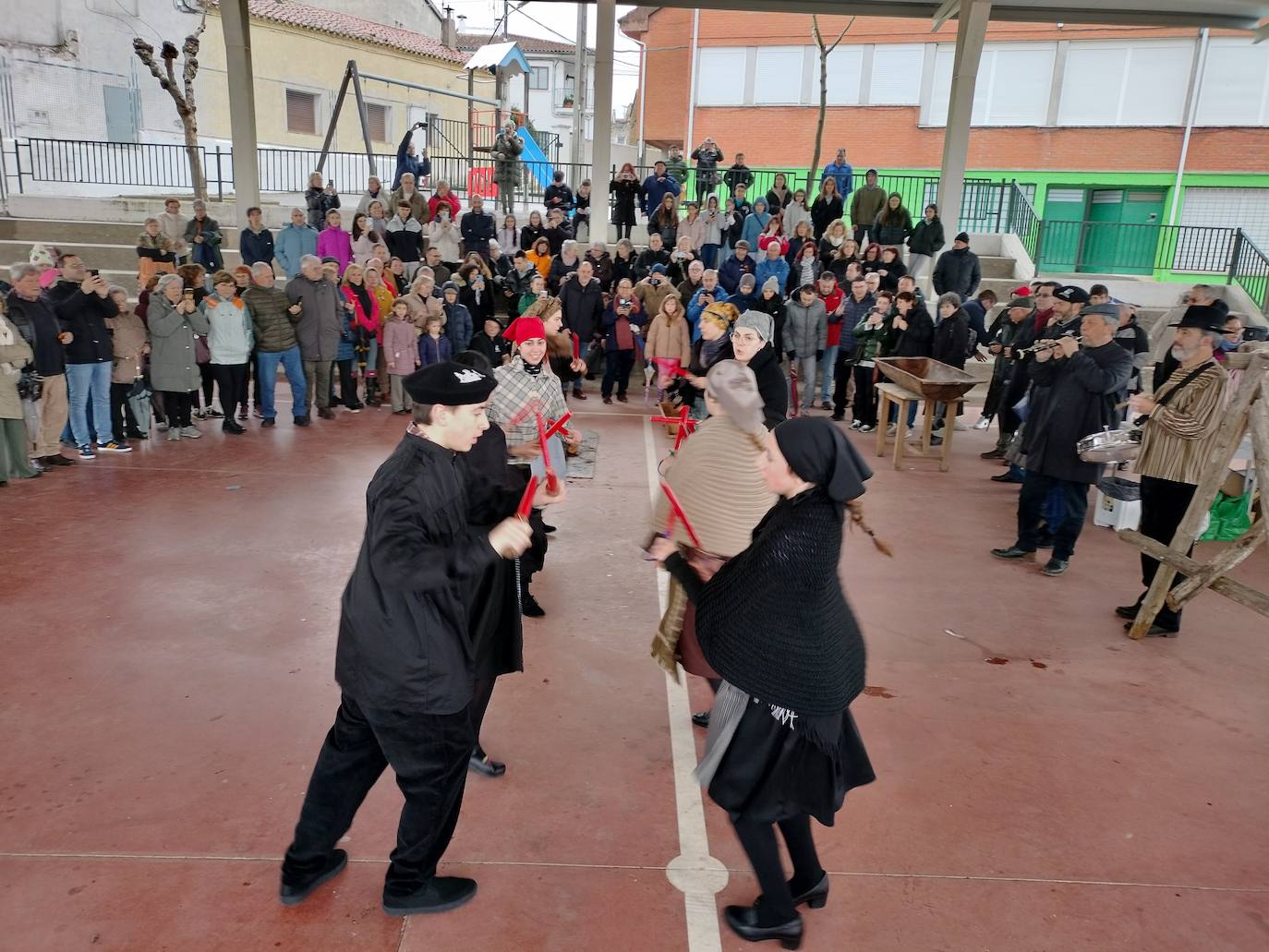 Cespedosa de Tormes rinde homenaje a su grupo de danzas en la matanza tradicional