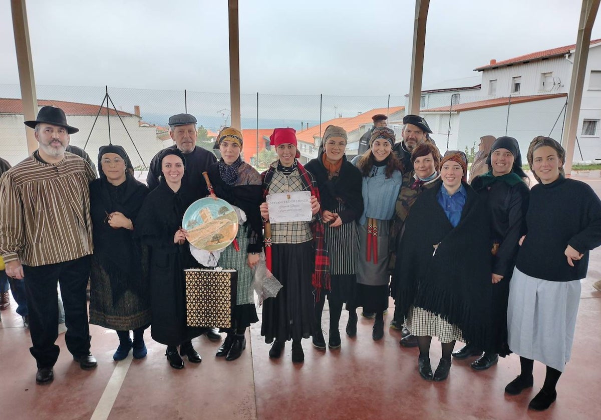 Cespedosa de Tormes rinde homenaje a su grupo de danzas en la matanza tradicional