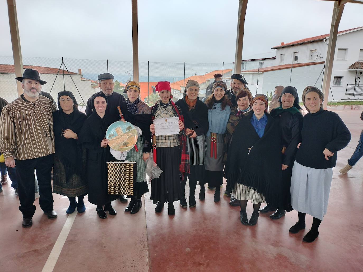 Cespedosa de Tormes rinde homenaje a su grupo de danzas en la matanza tradicional