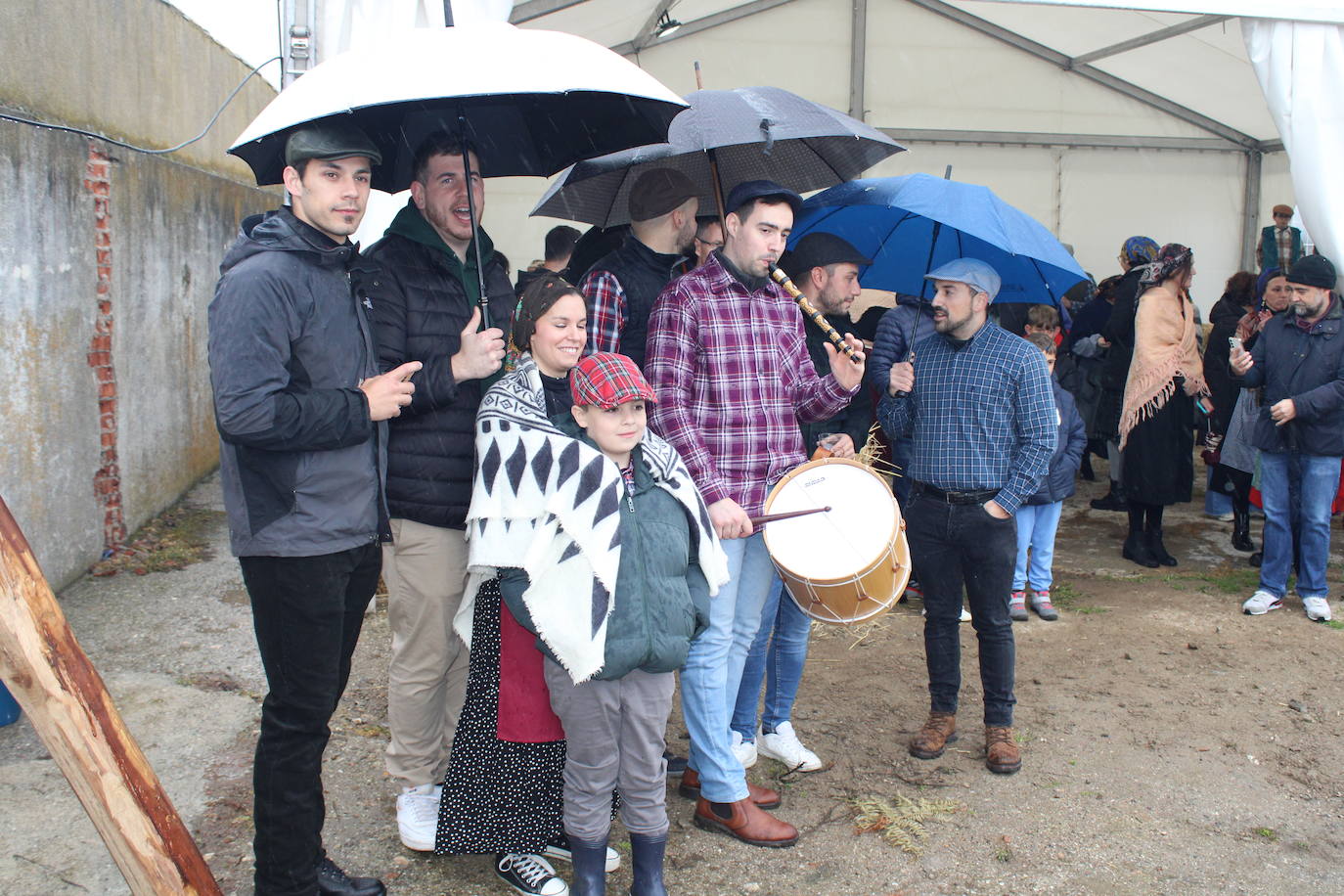 Peromingo disfruta de su fiesta matancera aún con lluvia