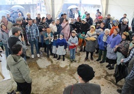 Inicio del acto festivo al resguardo de la carpa