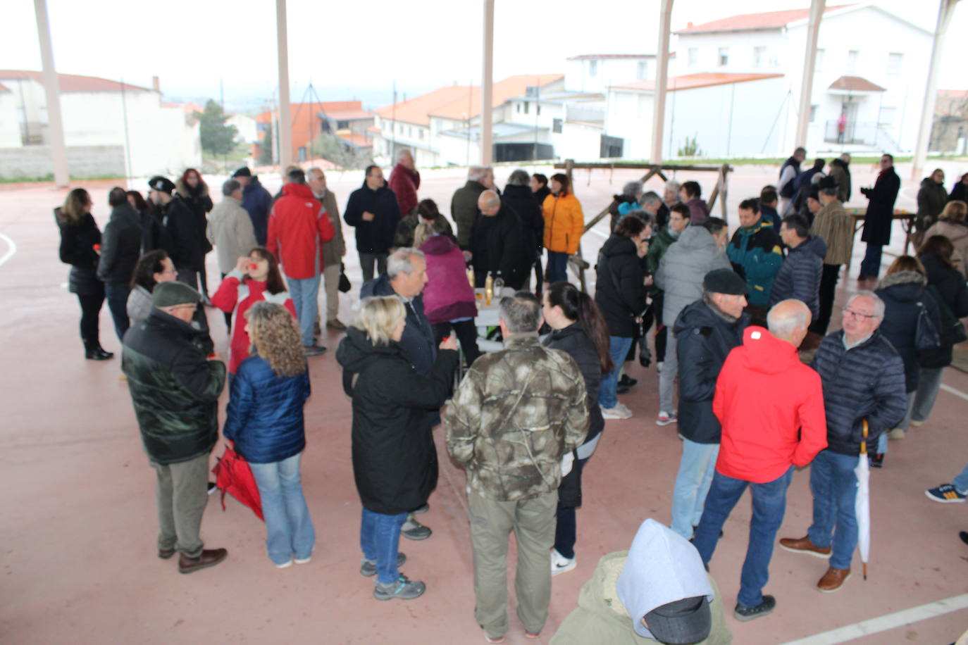 Cespedosa de Tormes rinde homenaje a su grupo de danzas en la matanza tradicional