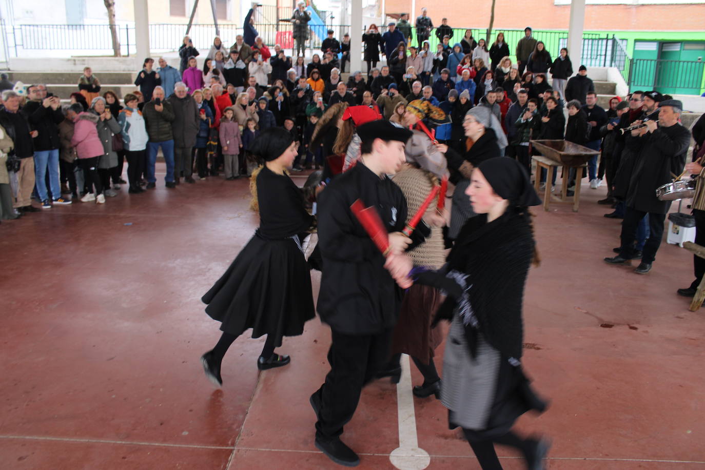 Cespedosa de Tormes rinde homenaje a su grupo de danzas en la matanza tradicional