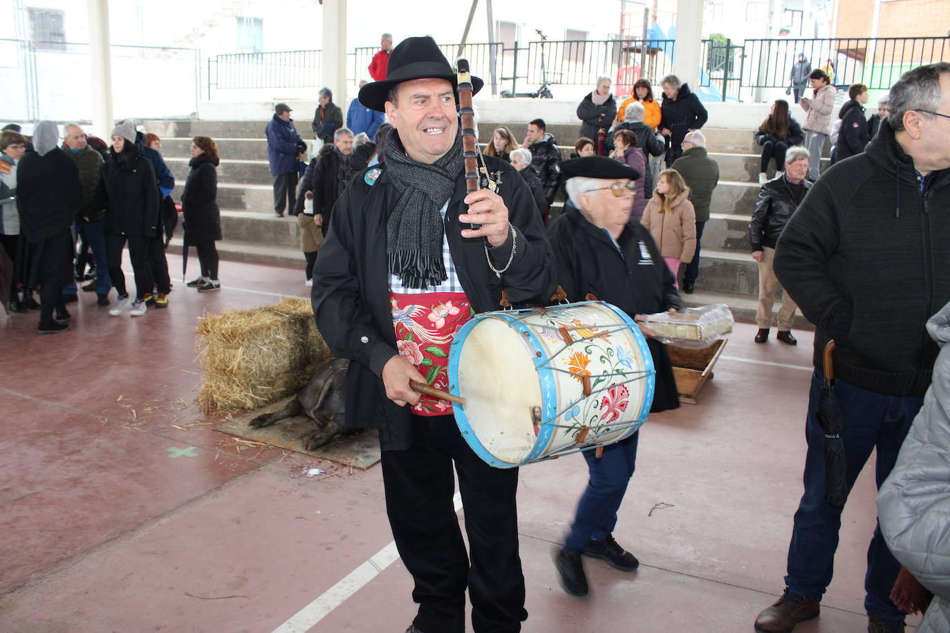 Cespedosa de Tormes rinde homenaje a su grupo de danzas en la matanza tradicional