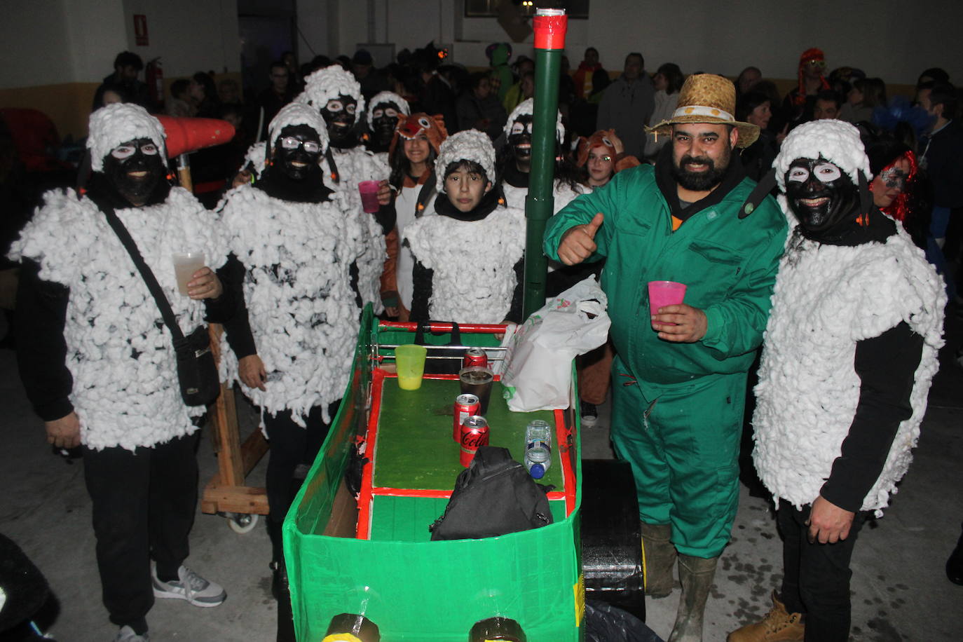 Multitudinaria fiesta de Carnaval en Béjar aún sin desfile por la lluvia