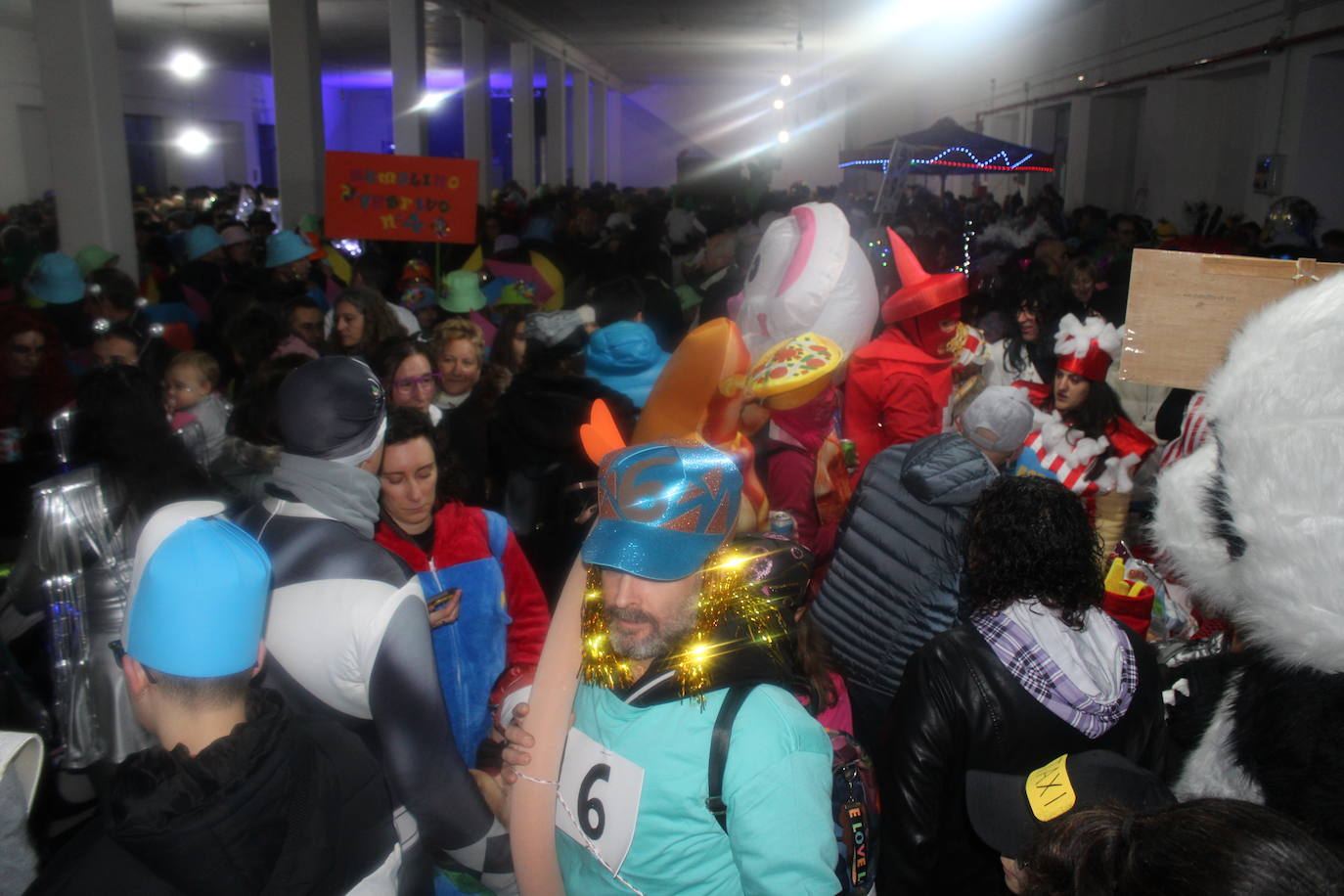 Multitudinaria fiesta de Carnaval en Béjar aún sin desfile por la lluvia