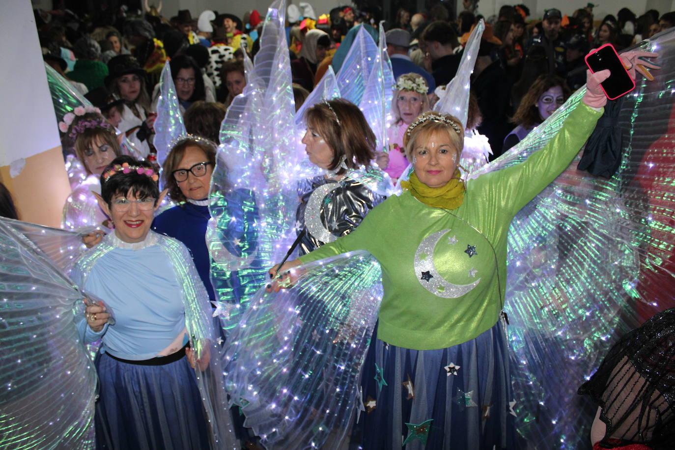 Multitudinaria fiesta de Carnaval en Béjar aún sin desfile por la lluvia