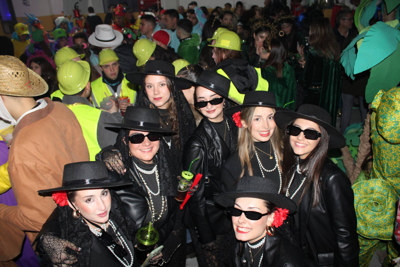 Multitudinaria fiesta de Carnaval en Béjar aún sin desfile por la lluvia