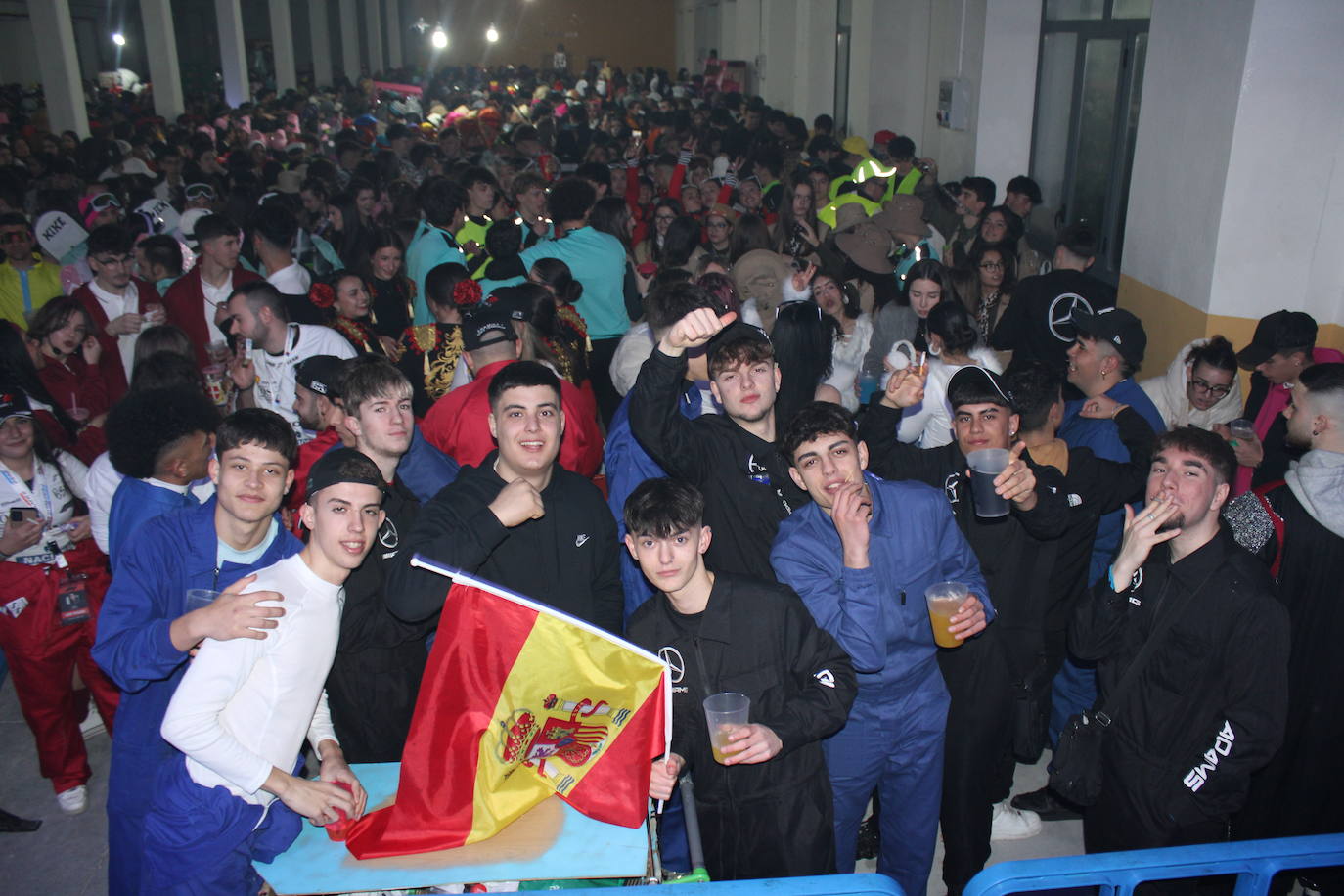 Multitudinaria fiesta de Carnaval en Béjar aún sin desfile por la lluvia