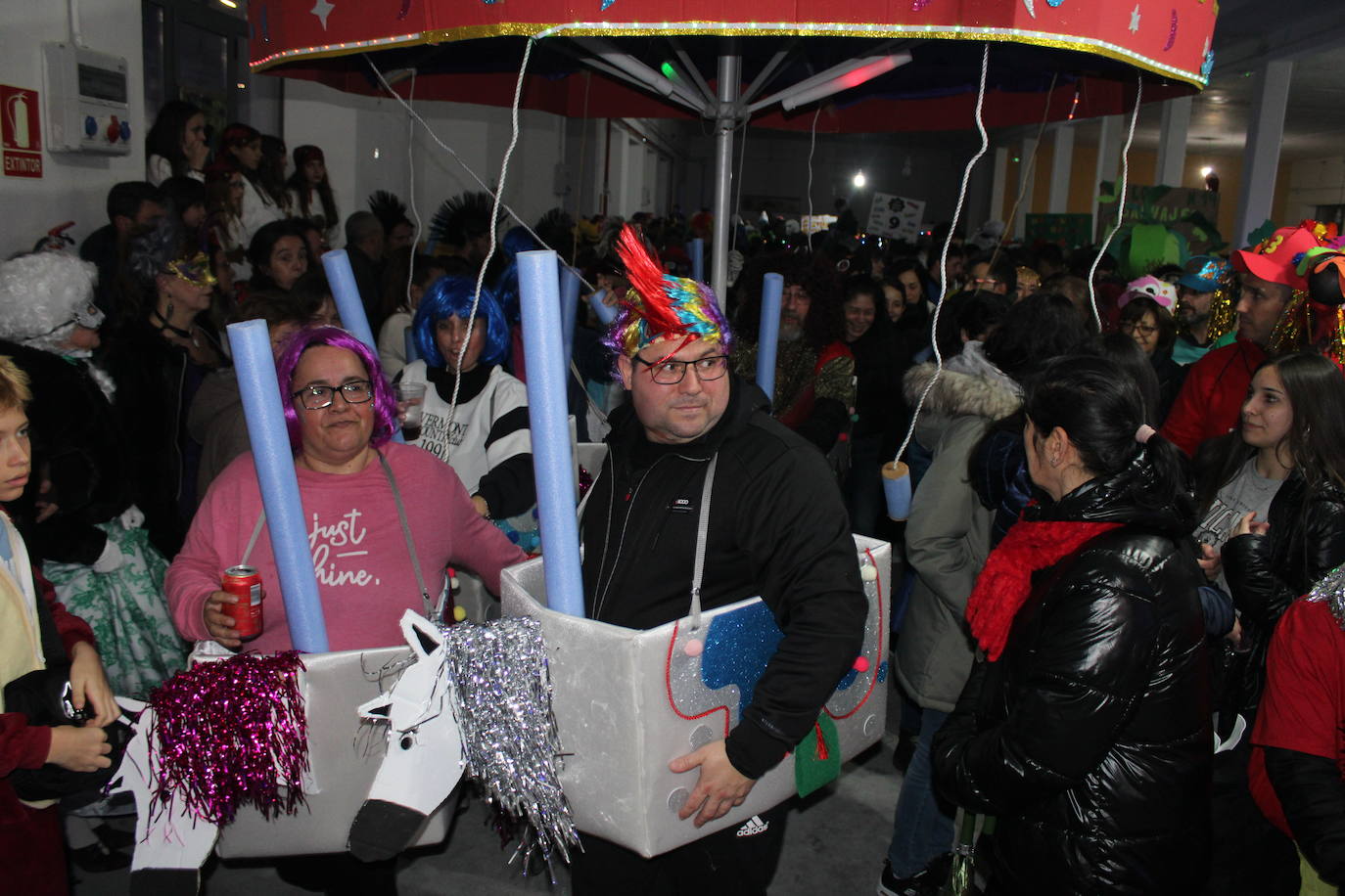 Multitudinaria fiesta de Carnaval en Béjar aún sin desfile por la lluvia