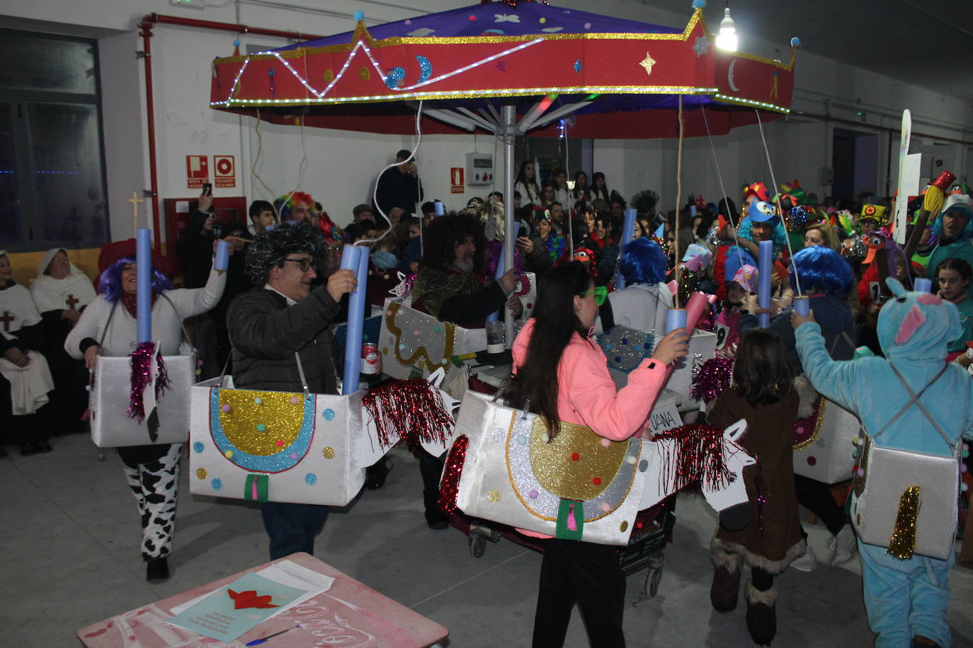 Multitudinaria fiesta de Carnaval en Béjar aún sin desfile por la lluvia