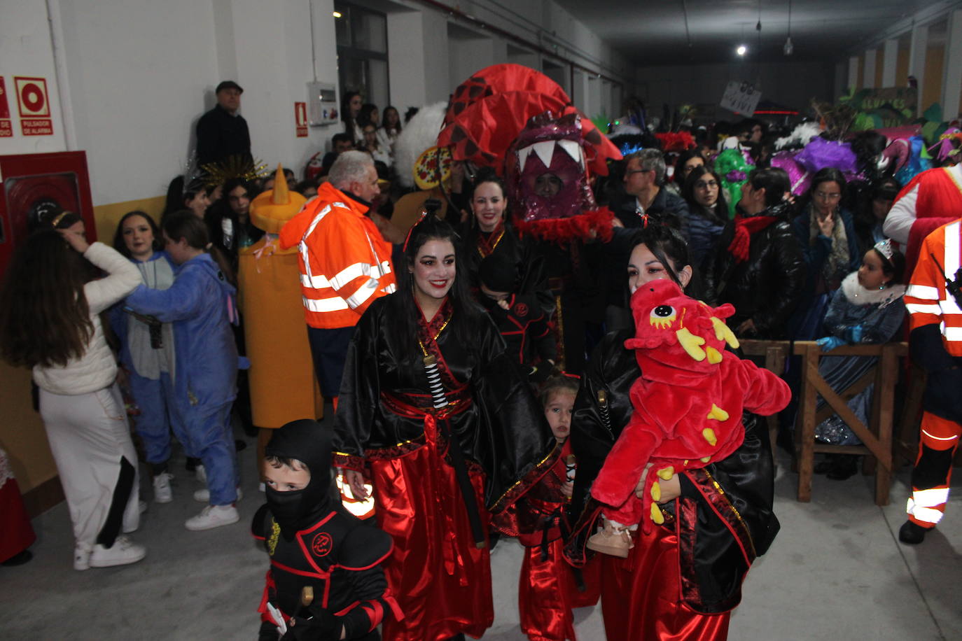 Multitudinaria fiesta de Carnaval en Béjar aún sin desfile por la lluvia