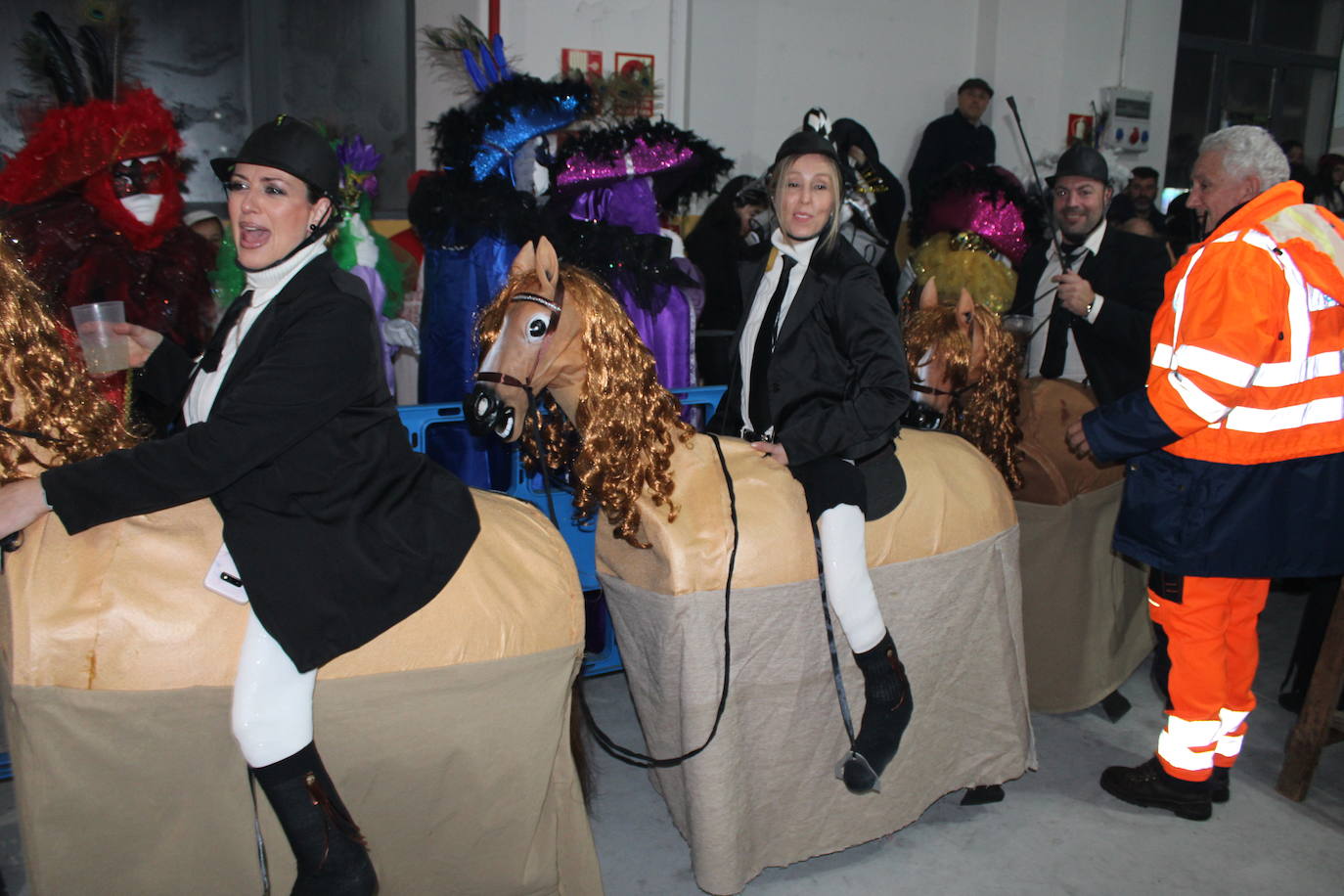 Multitudinaria fiesta de Carnaval en Béjar aún sin desfile por la lluvia