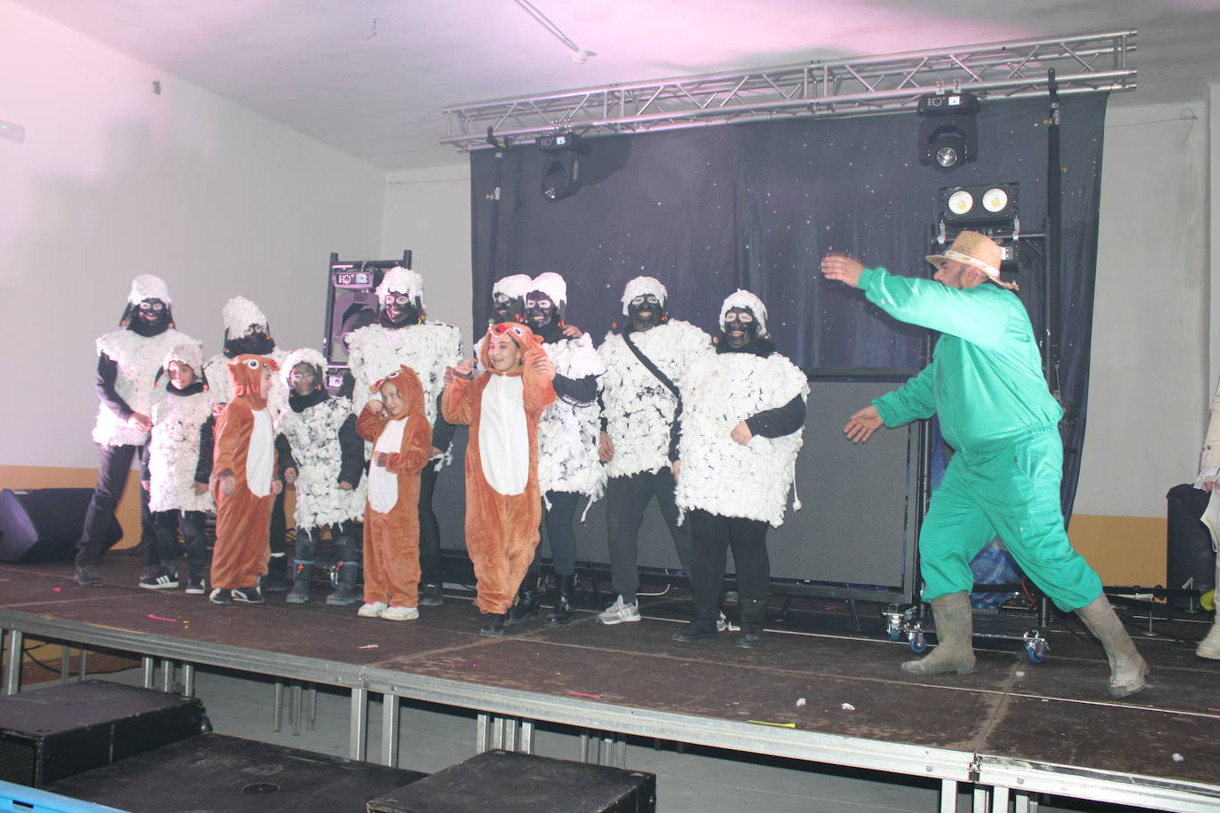 Multitudinaria fiesta de Carnaval en Béjar aún sin desfile por la lluvia