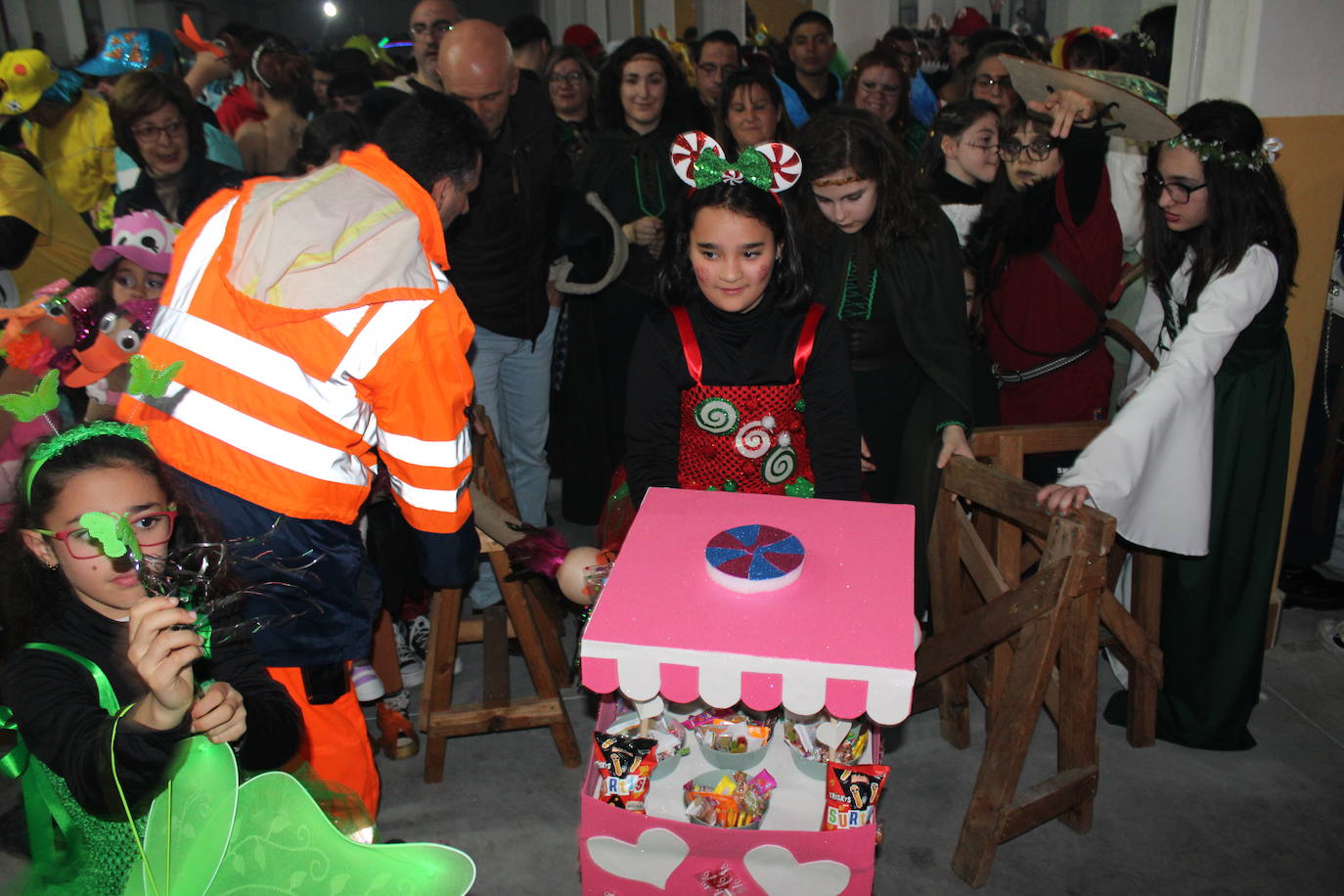 Multitudinaria fiesta de Carnaval en Béjar aún sin desfile por la lluvia