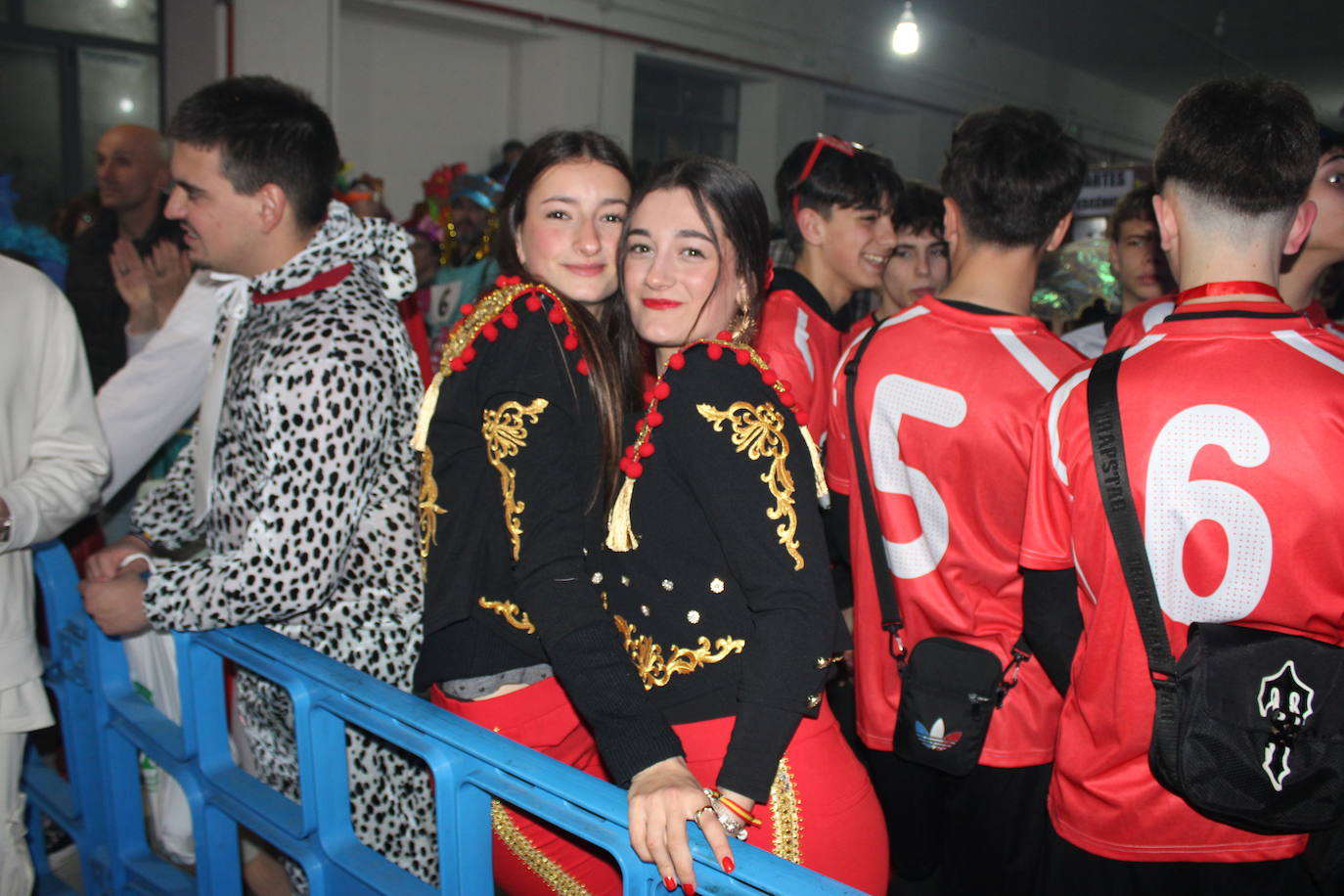 Multitudinaria fiesta de Carnaval en Béjar aún sin desfile por la lluvia