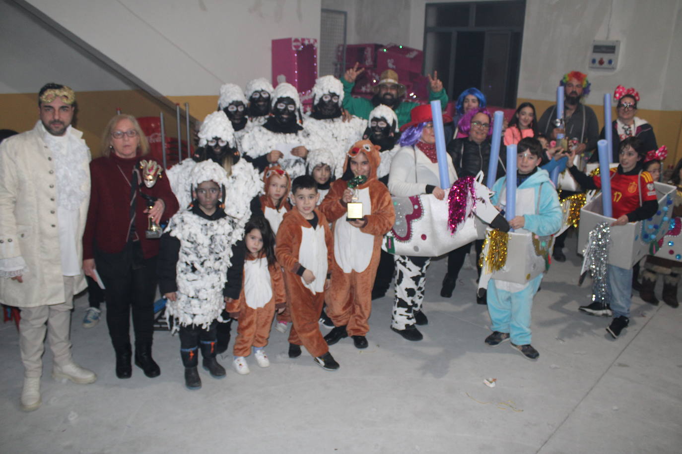 Multitudinaria fiesta de Carnaval en Béjar aún sin desfile por la lluvia