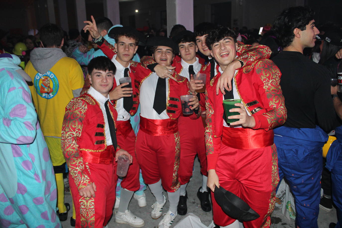 Multitudinaria fiesta de Carnaval en Béjar aún sin desfile por la lluvia