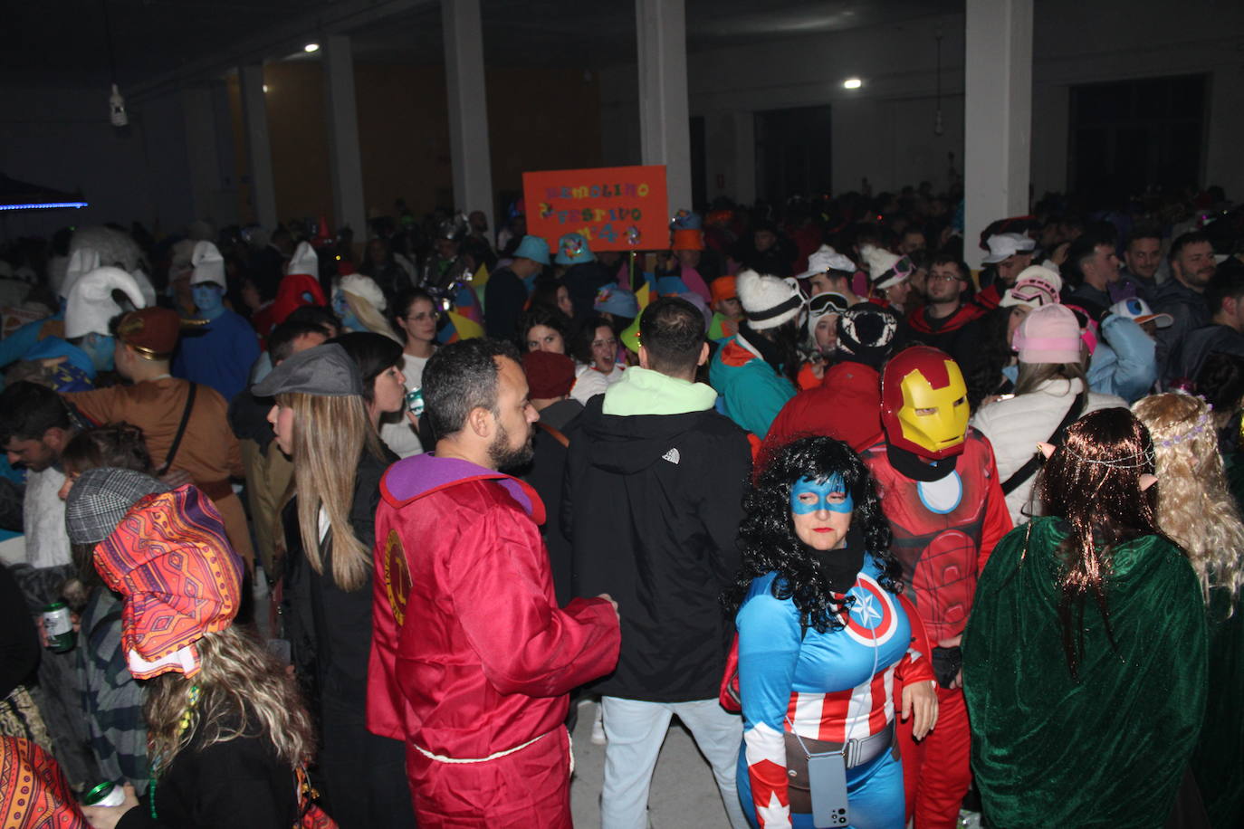 Multitudinaria fiesta de Carnaval en Béjar aún sin desfile por la lluvia