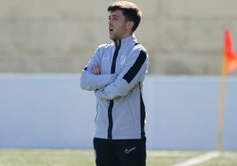 Miguel García, entrenador del Santa Marta, da instrucciones.