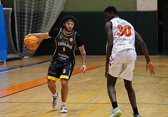 Willie Guy, jugador del Atlético Carbajosa, busca una ventana abierta en la zona rival.