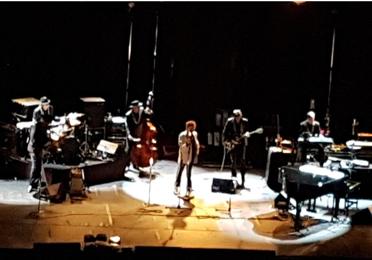 Bob Dylan en el escenario del Multiusos.