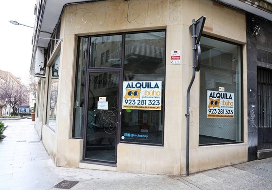 Local con un cartel de alquiler en el escaparate en el centro de la ciudad.