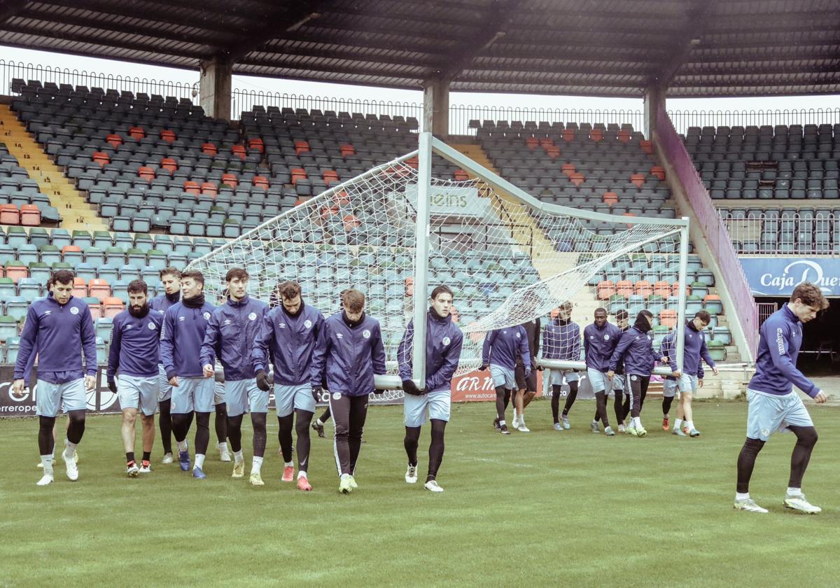 Los jugadores del Salamanca UDS portan una de las porterías auxiliares este sábado en el estadio Helmántico.