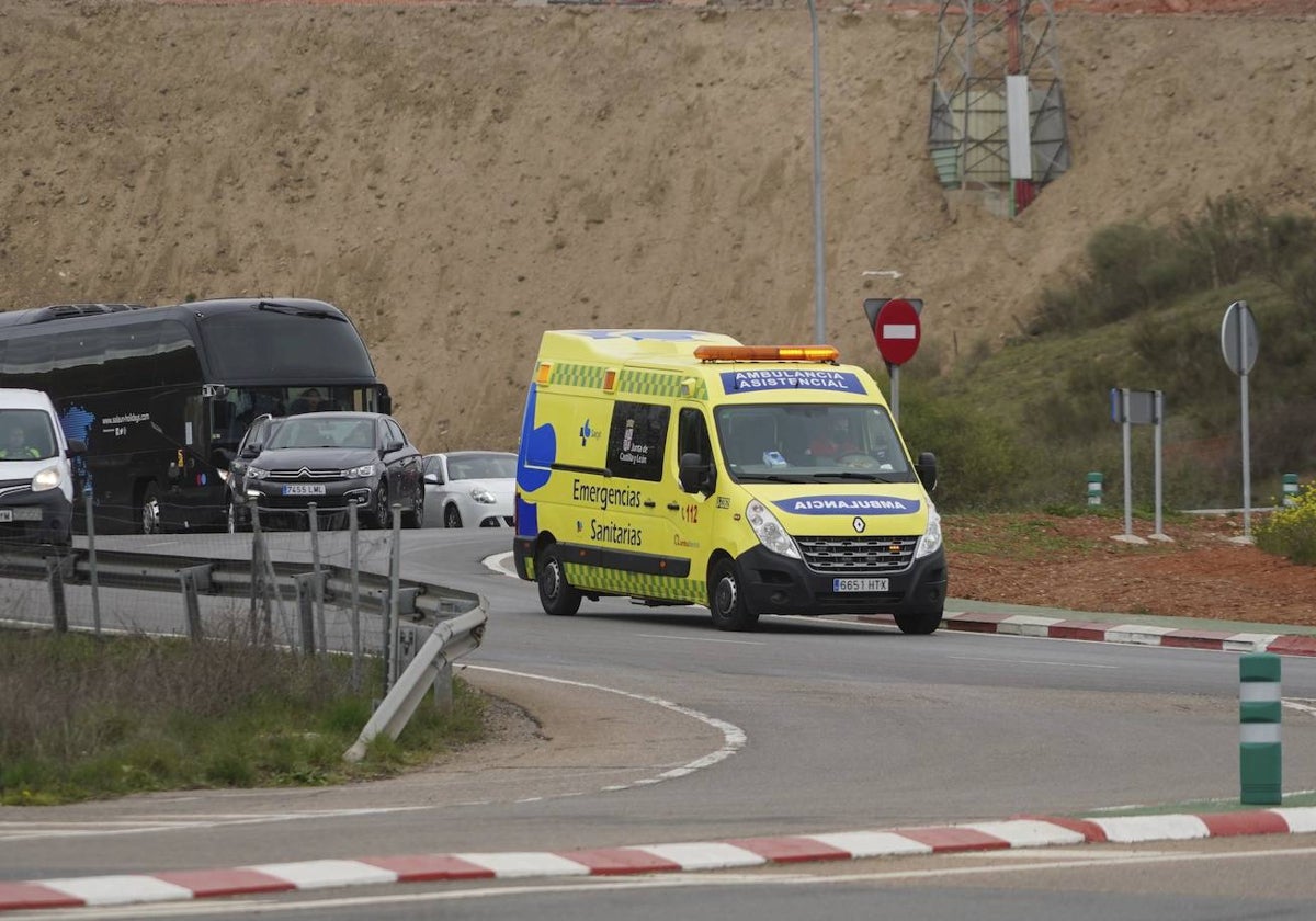 Ambulancia Sacyl en carretera |