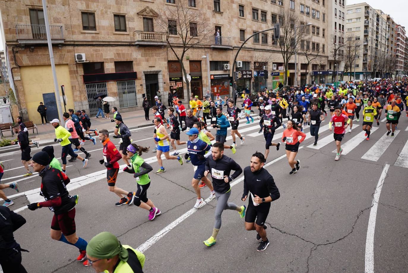 Todas las imágenes de cómo miles de salmantinos desafían al frío en la XIII Media Maratón