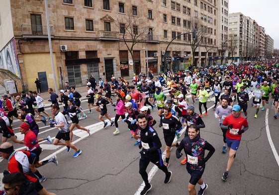 Los participantes de la carrera cruzando por el centro de Salamanca |